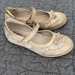 Nero Giardini Light Gold Leather and Lace Mary Jane Size 34 (2.5-3 girls)
